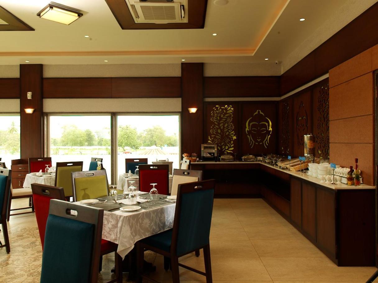 Neonz Resort & Club Ānand Екстериор снимка