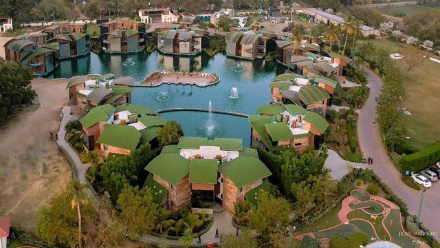 Neonz Resort & Club Ānand Екстериор снимка
