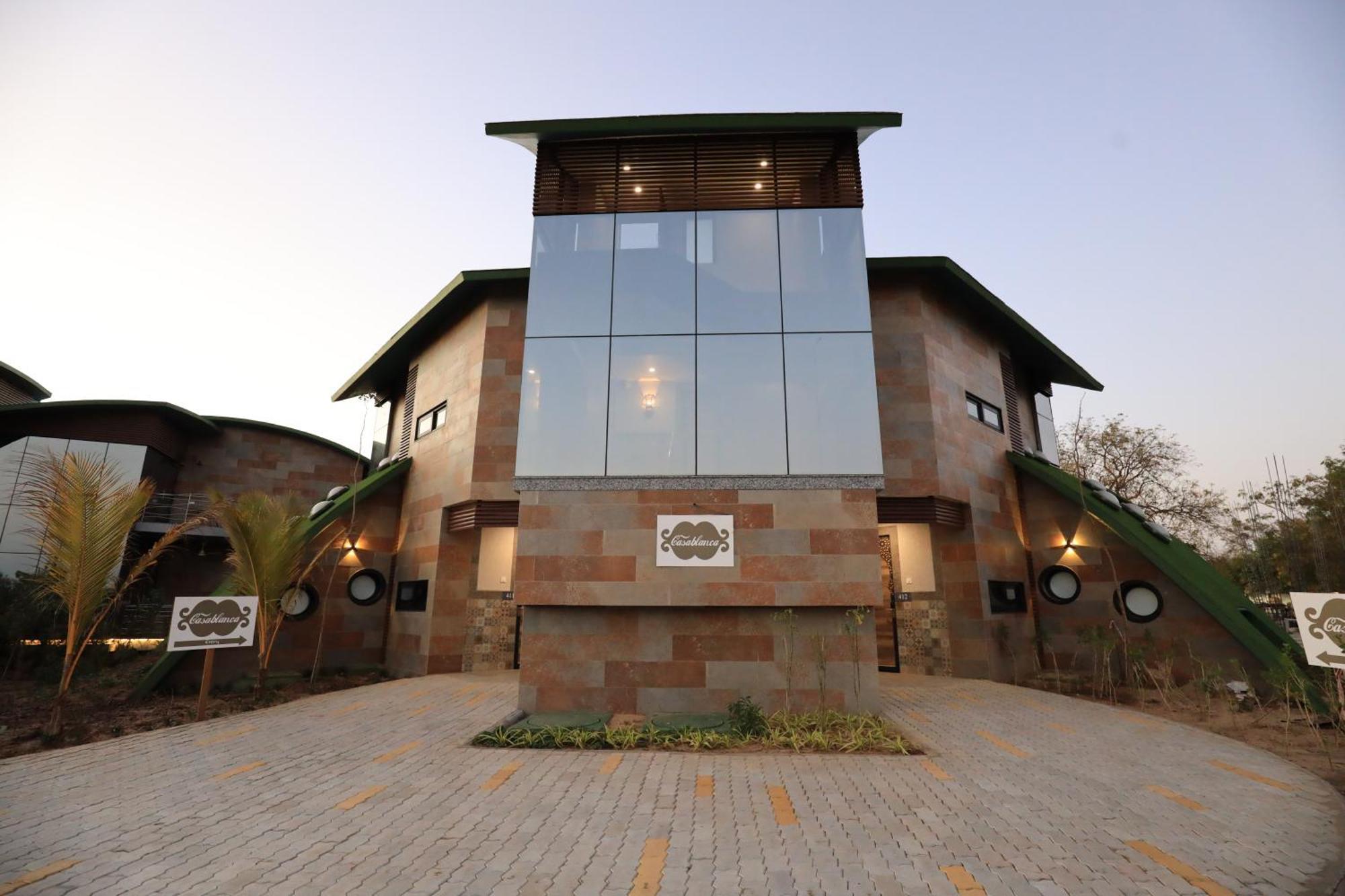 Neonz Resort & Club Ānand Екстериор снимка