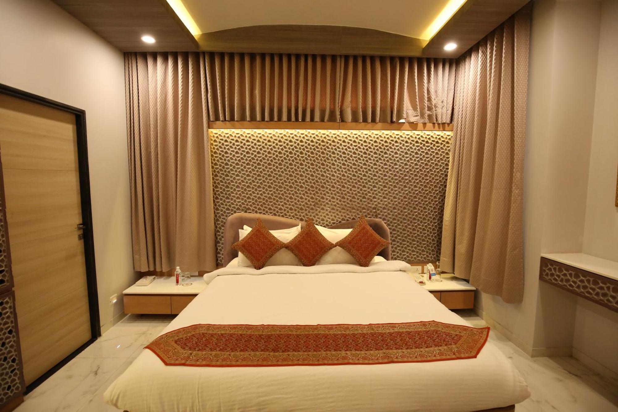 Neonz Resort & Club Ānand Екстериор снимка