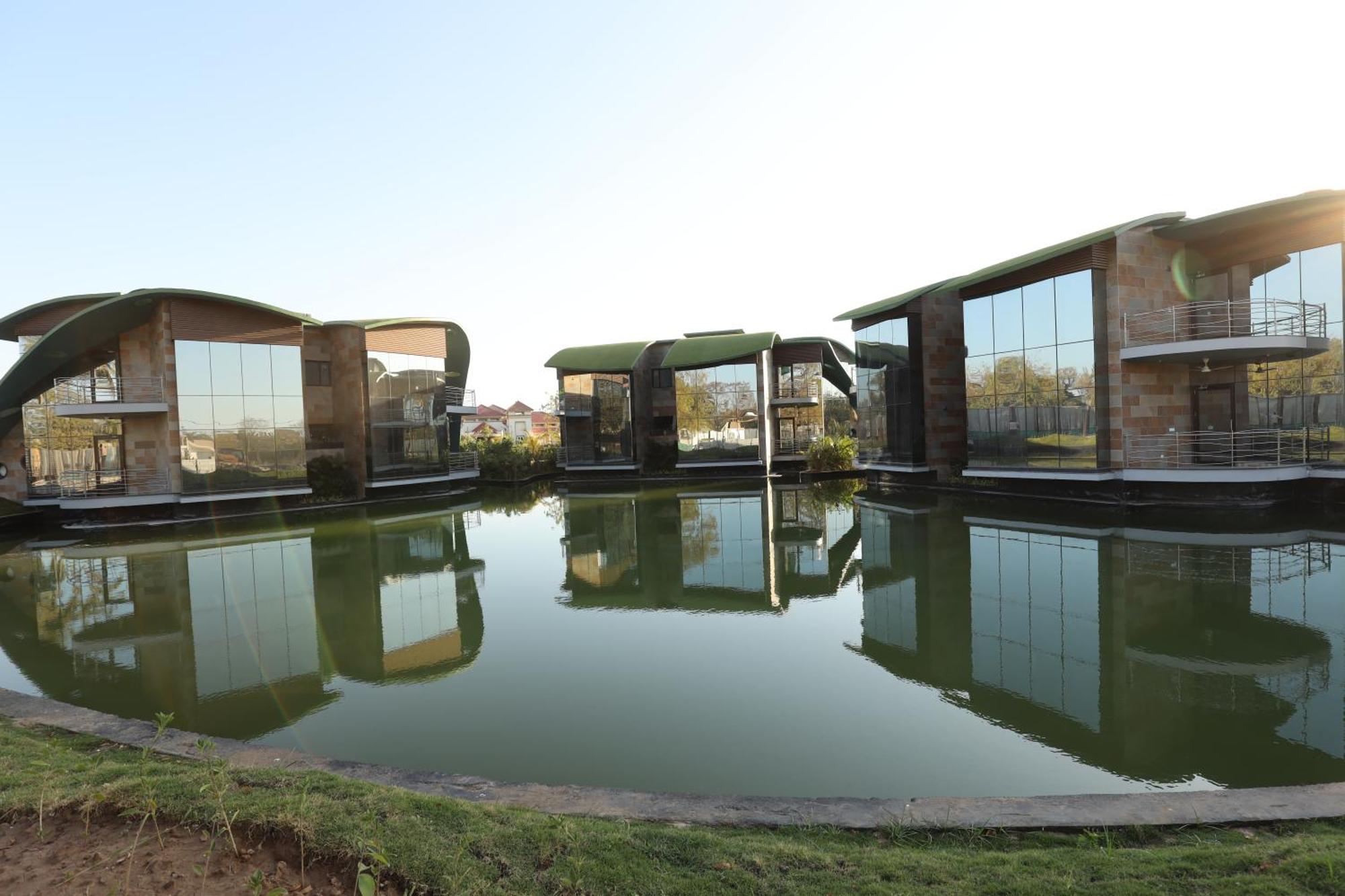 Neonz Resort & Club Ānand Екстериор снимка